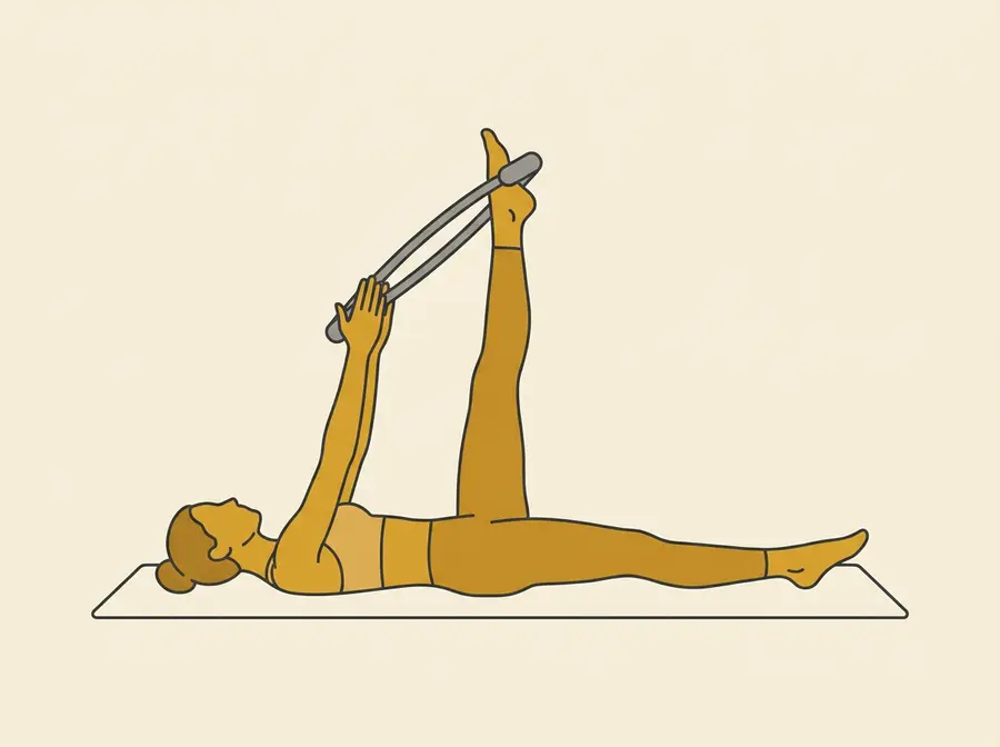 Rückenlage, ein Bein gestreckt nach oben, Fuß im Polster des Pilates-Rings, beide Hände halten das obere Polster